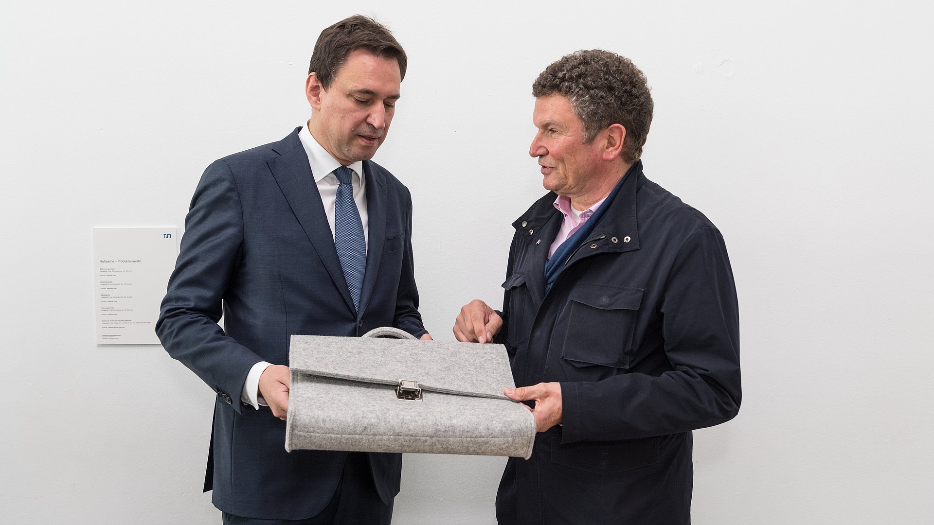 Justice Minister Georg Eisenreich (left) and Prof. Fritz Frenkler (right) at the prize ceremony. 