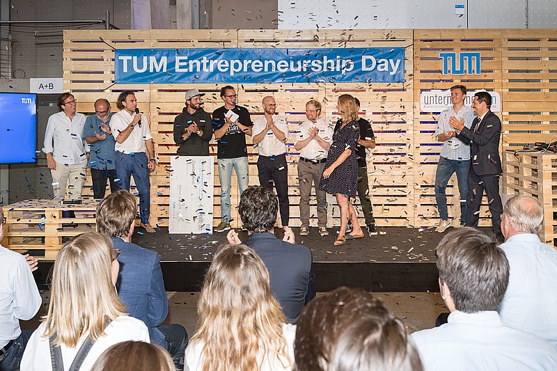 Beim jährlichen „TUM Entrepreneurship Day“ präsentieren sich Spin-offs der TUM. 2019 u.a. das Start-up „Walding“, das an Thomas Hofmanns (r.) Lehrstuhl Unterstützung fand.  