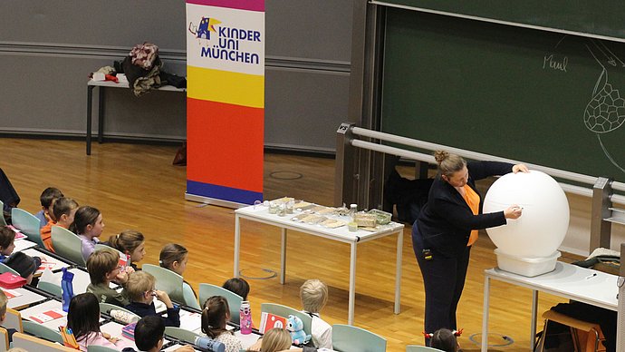 Prof. Julia Steinhoff-Wagner zeigt die Größe eines Kuhmagens und wie die Nahrung verdaut wird.