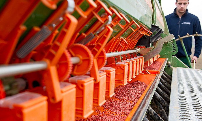 Agriculture trainee at the Weihenstephan campus with wheat seeder