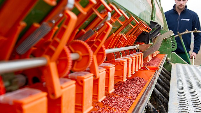 Agriculture trainee at the Weihenstephan campus with wheat seeder