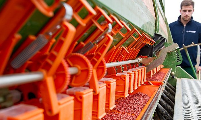 Auszubildender Landwirtschaft am Campus Weihenstephan mit Weizensämaschine