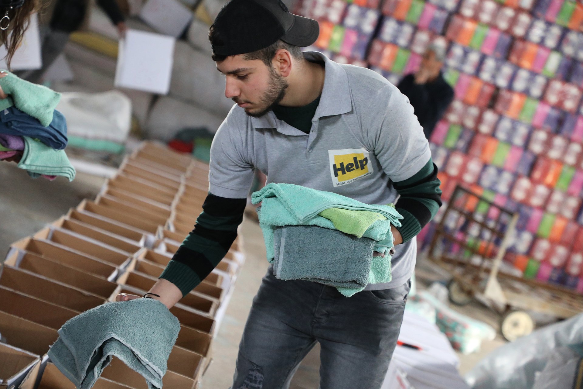 Lokale Organisationen wie „Help“ packen vor Ort Hilfsgüter. Auch an der TUM können Sachspenden abgegeben werden.