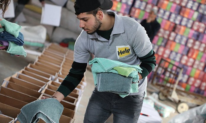 Lokale Organisationen wie „Help“ packen vor Ort Hilfsgüter. Auch an der TUM können Sachspenden abgegeben werden.