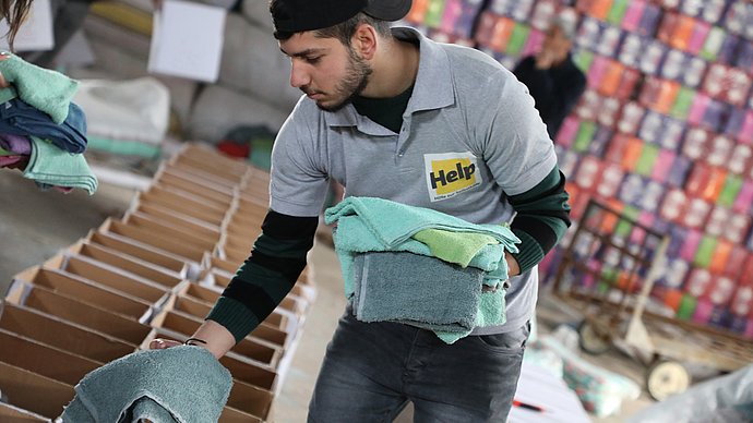 Lokale Organisationen wie „Help“ packen vor Ort Hilfsgüter. Auch an der TUM können Sachspenden abgegeben werden.