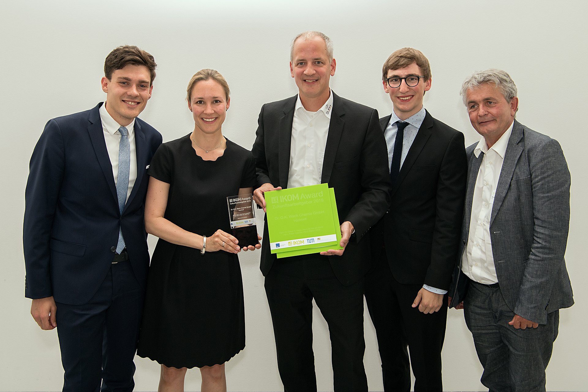 Dr. Harald Wack, CEO of Dr. O.K. Wack Chemie GmbH receives the IKOM Award. Niclas-Alexander Mauß and Tobias Meisinger of IKOM (left and second from right), TUM Vice President Prof. Claudia Peus and vbw-CEO Bertram Brossardt are congratulating.