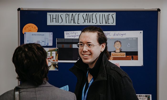 Anie bei der Präsentation des Projekts