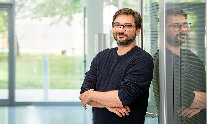 Prof. Lukas Heinrich sucht nach neuen Elementarteilchen mithilfe der Methoden der künstlichen Intelligenz.