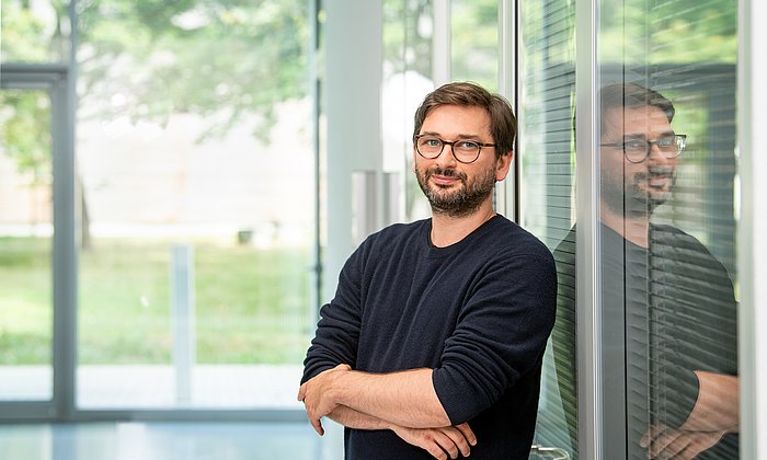 Prof. Lukas Heinrich nutzt KI, um neue Elementarteilchen zu finden.