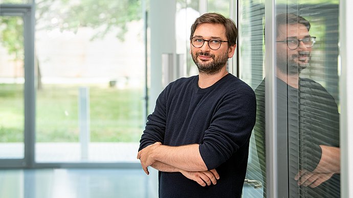 Prof. Lukas Heinrich sucht nach neuen Elementarteilchen mithilfe der Methoden der künstlichen Intelligenz.