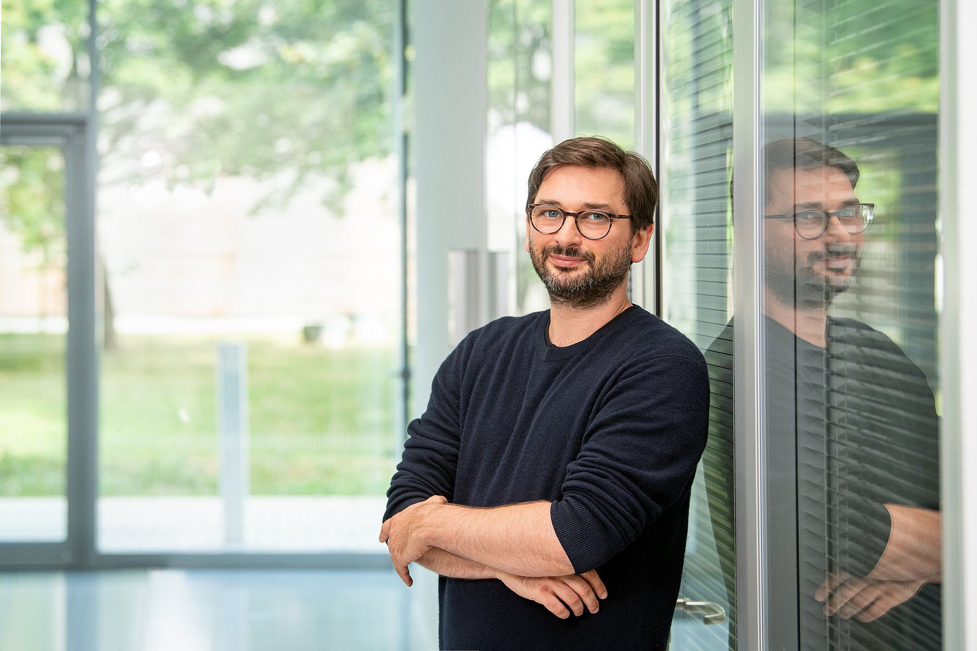 Prof. Lukas Heinrich nutzt KI, um neue Elementarteilchen zu finden.