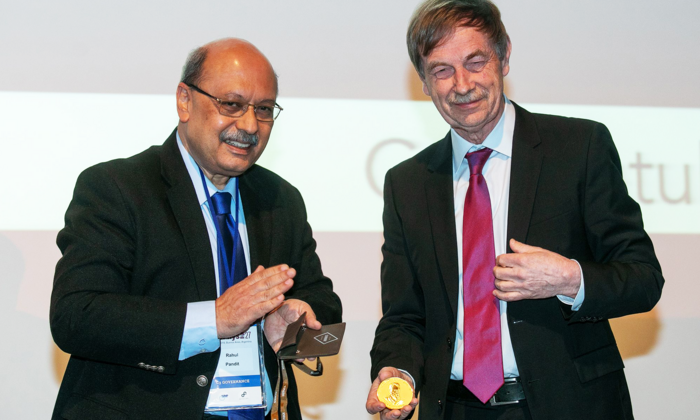 Prof. Rahul Pandit (l.), Vorsitzender der IUPAP-Kommission für Statistical Physics, überreichte Prof. em. Herbert Spohn (r.) in Buenos Aires die Boltzmann-Medaille.