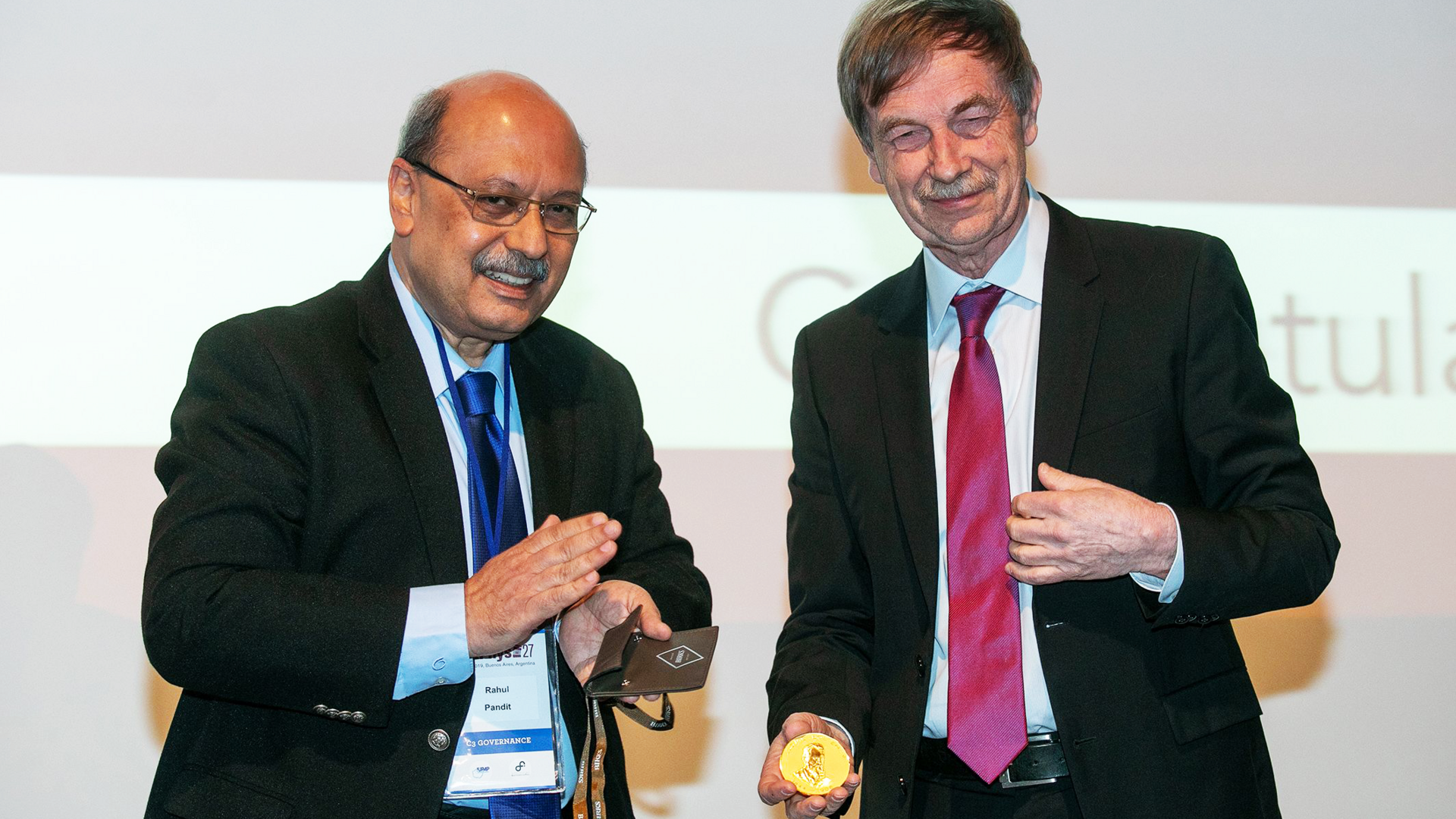 Prof. Rahul Pandit (l.), Chairman of the IUPAP Commission for Statistical Physics, presented the Boltzmann Medal to Prof. em. Herbert Spohn (r.) in Buenos Aires. 