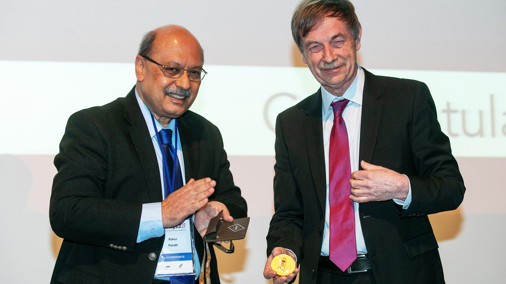 Prof. Rahul Pandit (l.), Chairman of the IUPAP Commission for Statistical Physics, presented the Boltzmann Medal to Prof. em. Herbert Spohn (r.) in Buenos Aires. Prof. Rahul Pandit (l.), Chairman of the IUPAP Commission for Statistical Physics, presented the Boltzmann Medal to Prof. em. Herbert Spohn (r.) in Buenos Aires.