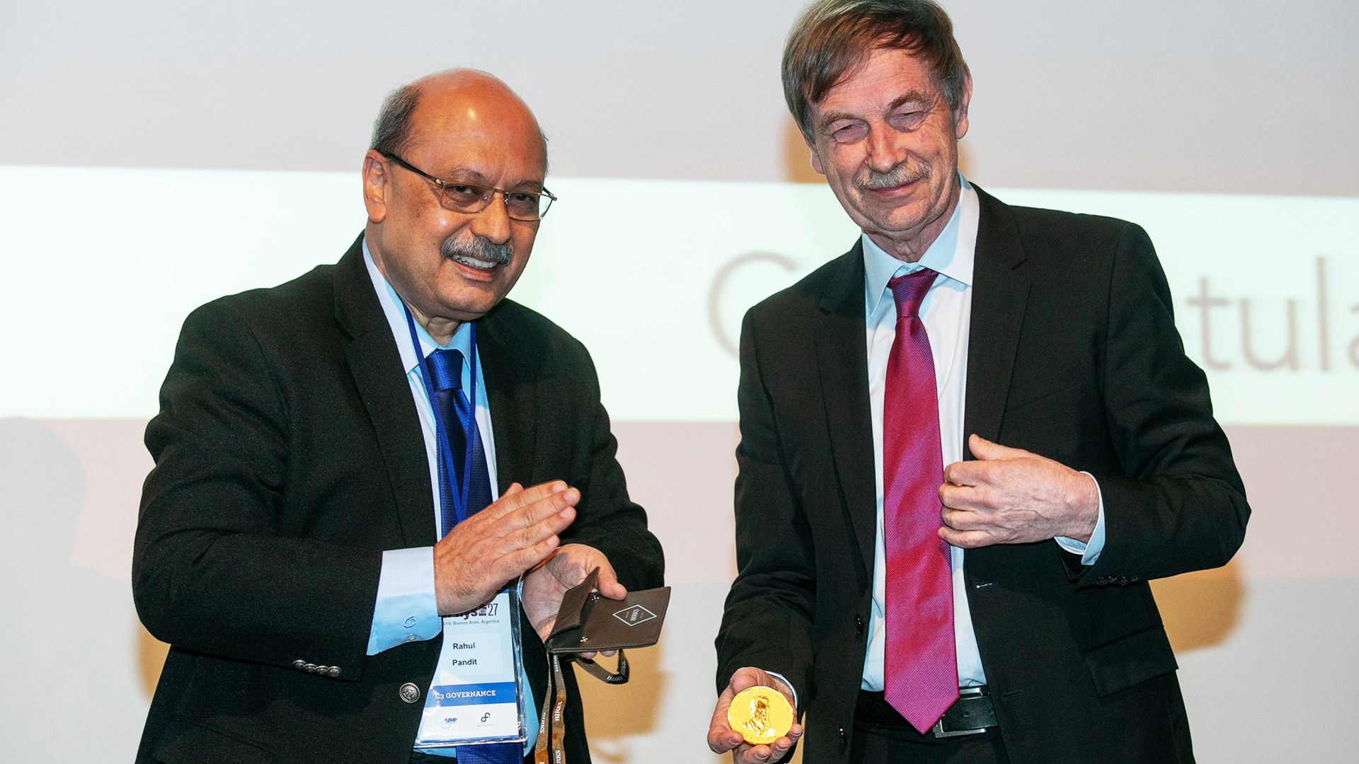 Prof. Rahul Pandit (l.), Vorsitzender der IUPAP-Kommission für Statistical Physics, überreichte Prof. em. Herbert Spohn (r.) in Buenos Aires die Boltzmann-Medaille.