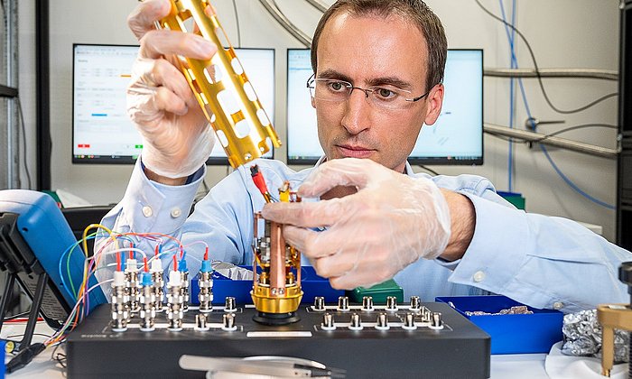 Prof. Andreas Reiserer in his lab with an experimental setup.