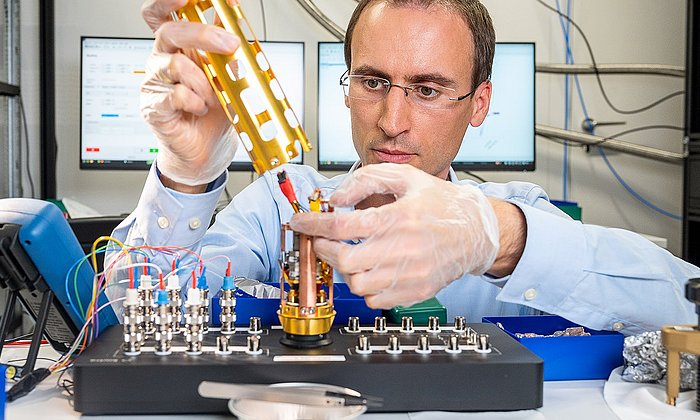 Prof. Andreas Reiserer in seinem Labor mit einem experimentellen Aufbau.  