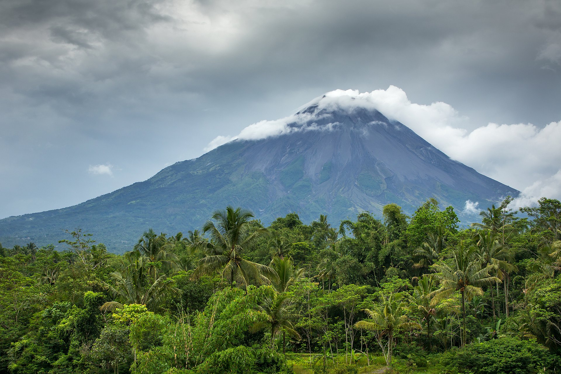 Der Vulkan Merapi auf der Insel Java in Indonesien.