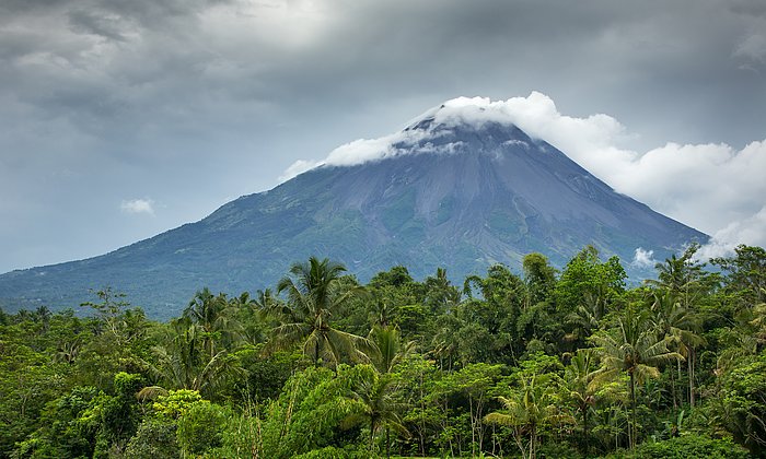 Der Vulkan Merapi auf der Insel Java in Indonesien.