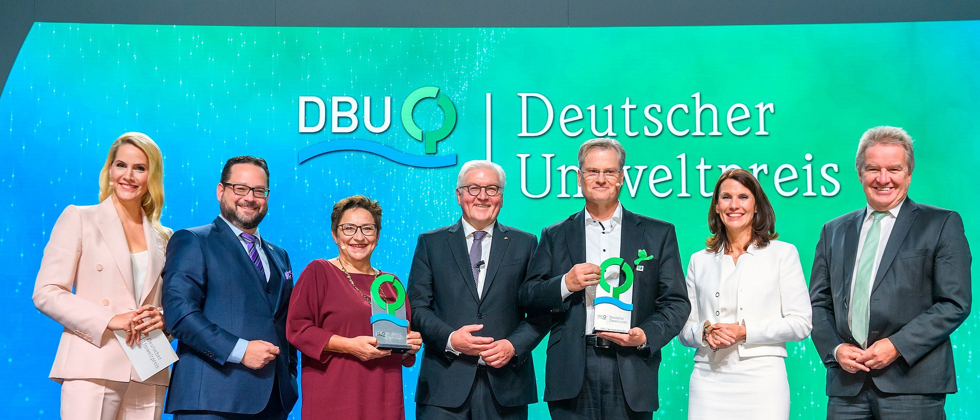 Preisverleihung Deutscher Umweltpreis der DBU 2019: gemeinsame Freude über den Deutschen Umweltpreis (v.l.): Moderatorin Judith Rakers, DBU-Generalsekretär Alexander Bonde, Preisträgerin Prof. Dr. Ingrid Kögel-Knabner, Bundespräsident Frank-Walter Steinmeier, Preisträger Reinhard Schneider, DBU-Kuratoriumsvorsitzende Rita Schwarzelühr-Sutter und Baden-Württembergs Umweltminister Franz Untersteller.