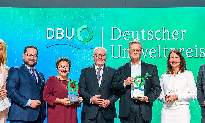 Preisverleihung Deutscher Umweltpreis der DBU 2019: gemeinsame Freude über den Deutschen Umweltpreis (v.l.): Moderatorin Judith Rakers, DBU-Generalsekretär Alexander Bonde, Preisträgerin Prof. Dr. Ingrid Kögel-Knabner, Bundespräsident Frank-Walter Steinmeier, Preisträger Reinhard Schneider, DBU-Kuratoriumsvorsitzende Rita Schwarzelühr-Sutter und Baden-Württembergs Umweltminister Franz Untersteller.