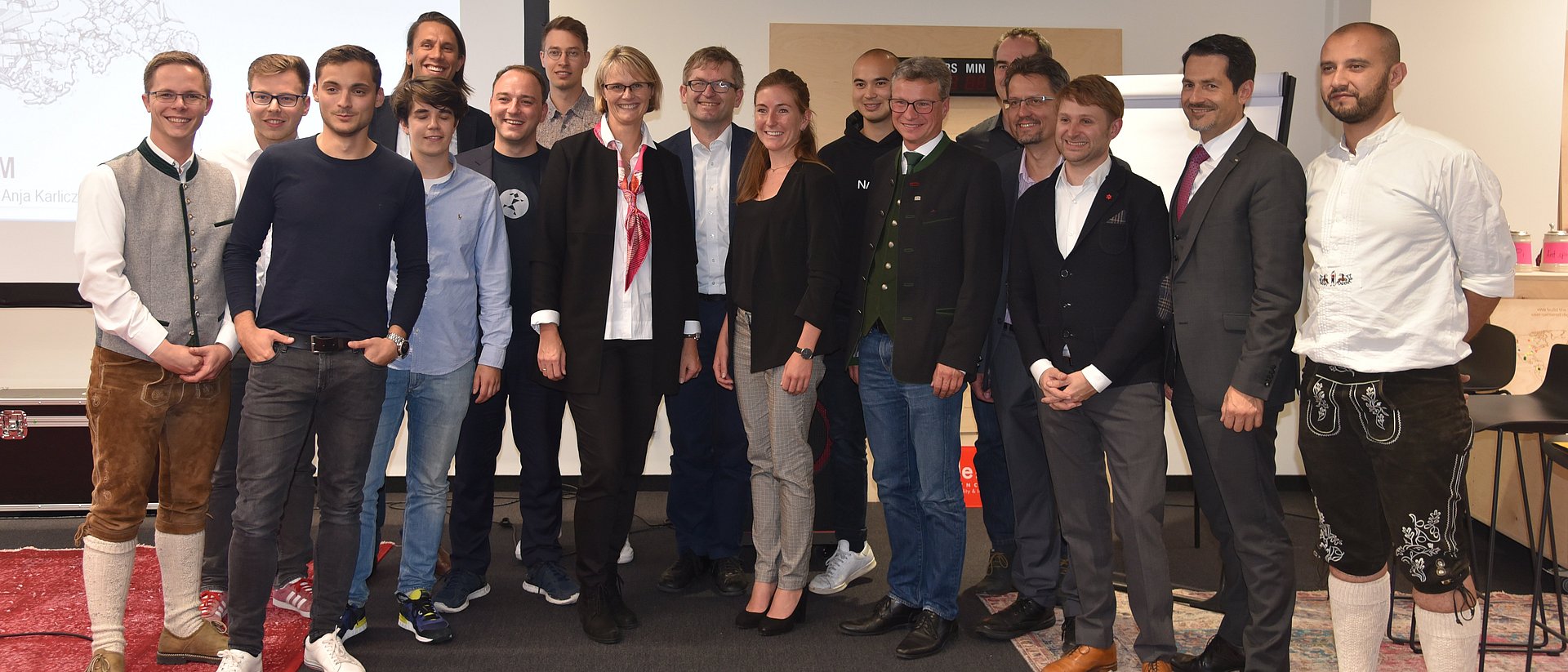 Minister Anja Karliczek with start-up founders and representatives of TUM and UnternehmerTUM.