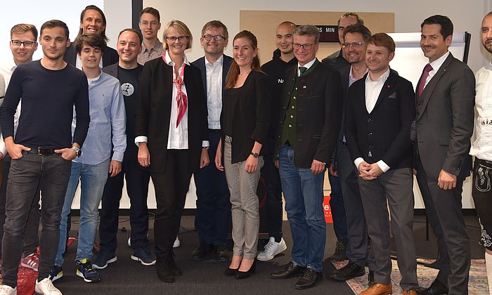 Minister Anja Karliczek with start-up founders and representatives of TUM and UnternehmerTUM.
