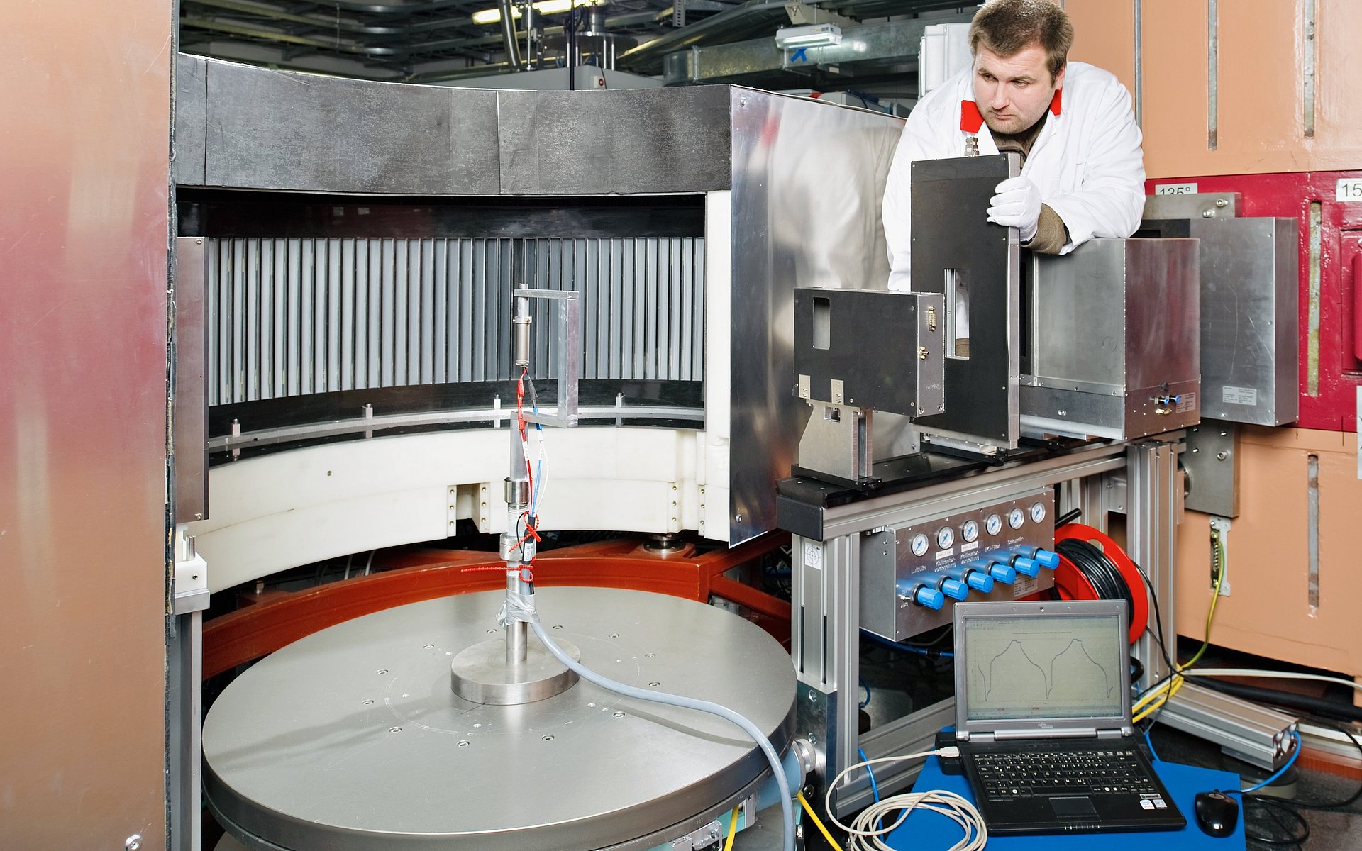 Dr. Anatoliy Senyshyn at the SPODI powder diffractometer at FRM II.