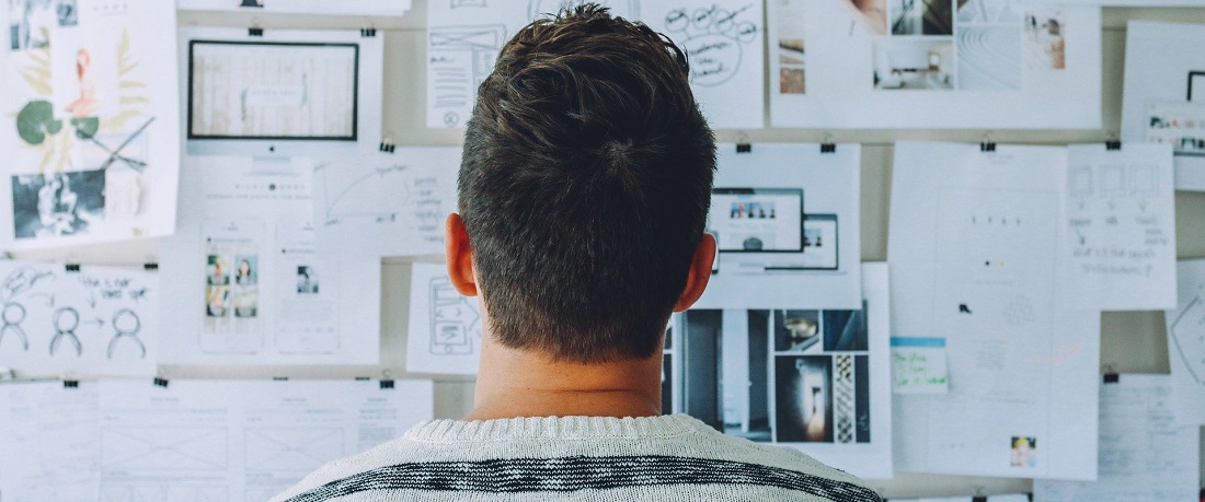 Person in front of a pinboard