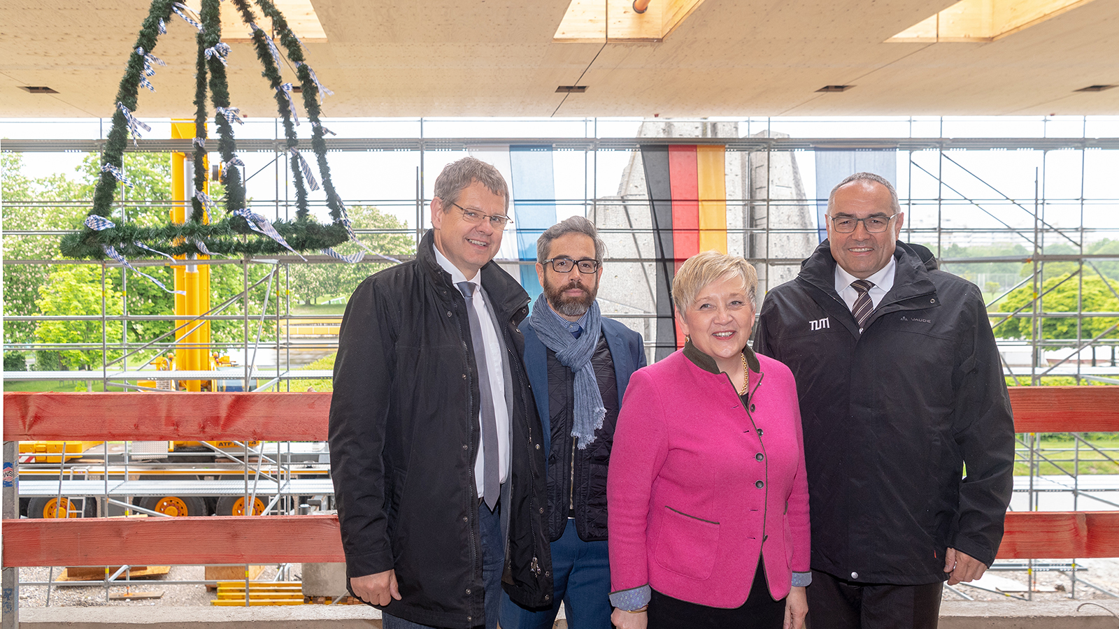 Richtfest am TUM Campus im Olympiapark TUM Kanzler Albert Berger mit Ministerialdirektorin Brigitta Brunner, Daniel Dörr vom Staatlichen Bauamt München 2 und Baudirektor Gero Hoffmann (v.r.n.l.).
