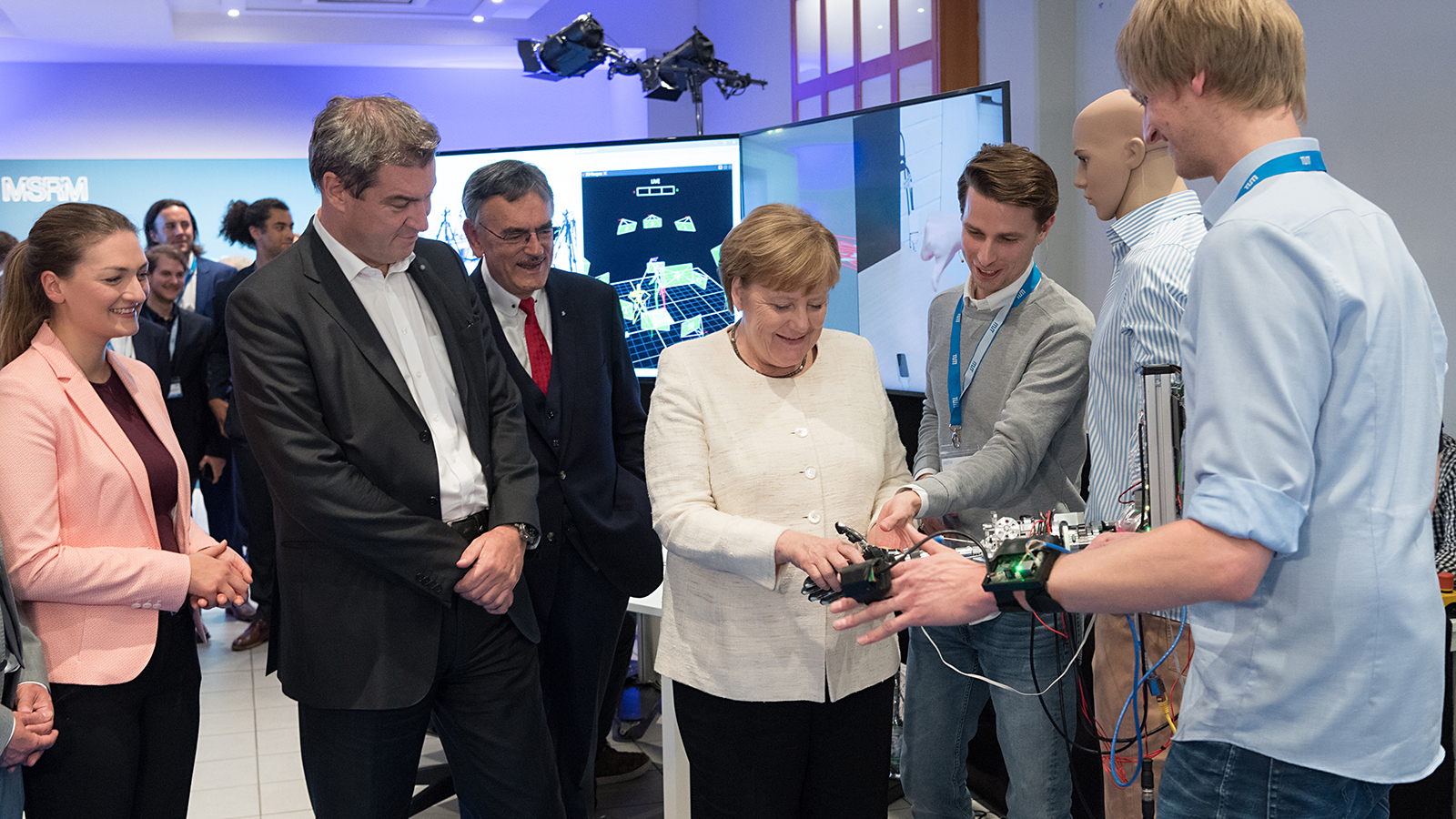 [Translate to en:] Bundeskanzlerin Dr. Angela Merkel in der Munich School of Robotics and Machine Intelligence