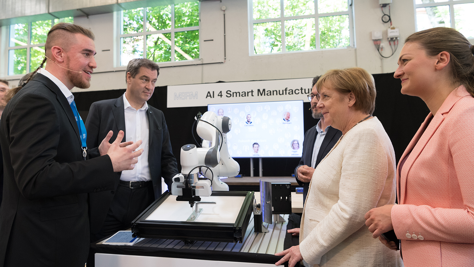 Bundeskanzlerin Dr. Angela Merkel in der Munich School of Robotics and Machine Intelligence