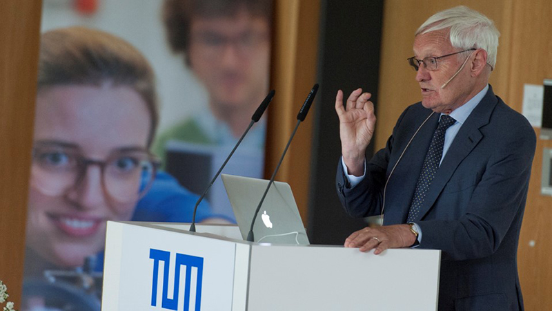 Joachim Frank bei seiner Festrede im TUM-Institute for Advanced Study.