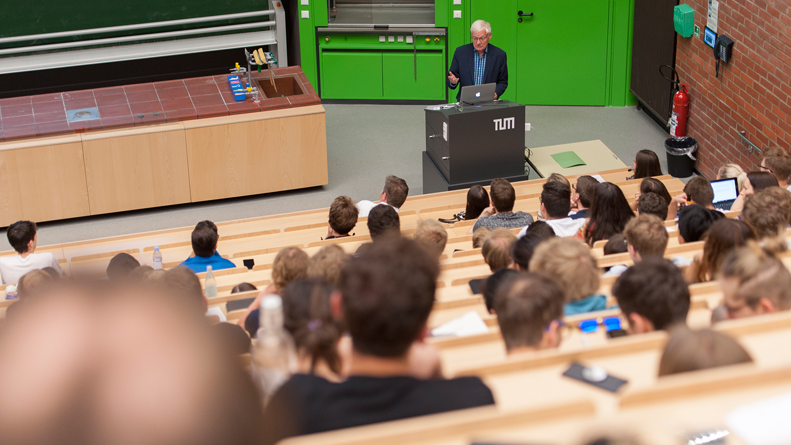 Joachim Frank bei seiner Vorlesung "Single-particle cryo-EM - the path to atomic resolution" am Campus Garching