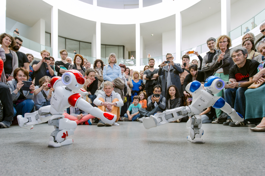 Roboter Nao tanzt beim Kunstareal-Fest 2015 in der Pinakothek der Moderne. 