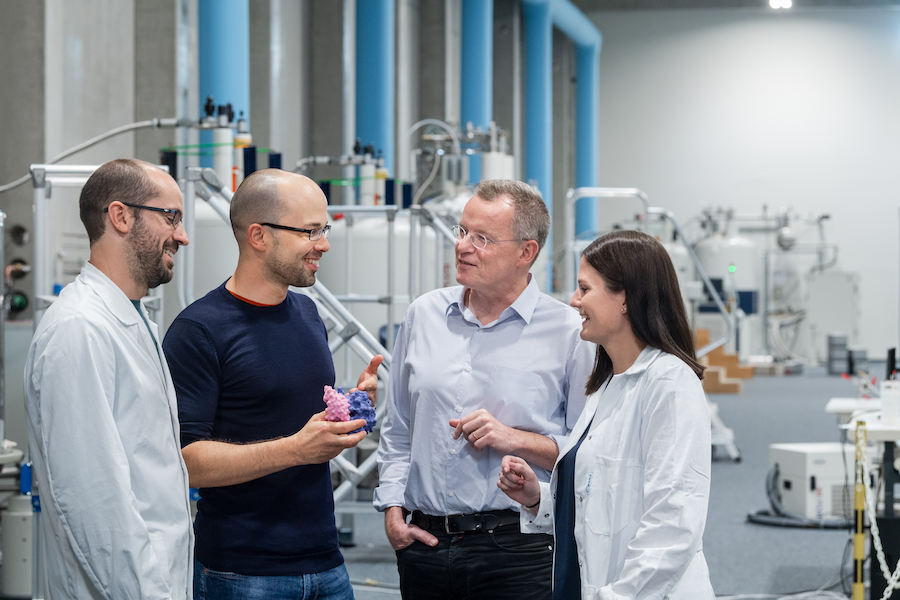 Die Forschenden Abraham Lopez, Matthias Feige, Michael Sattler und Sina Bohnacker in der Experimentierhalle des Bayerischen NMR-Zentrums