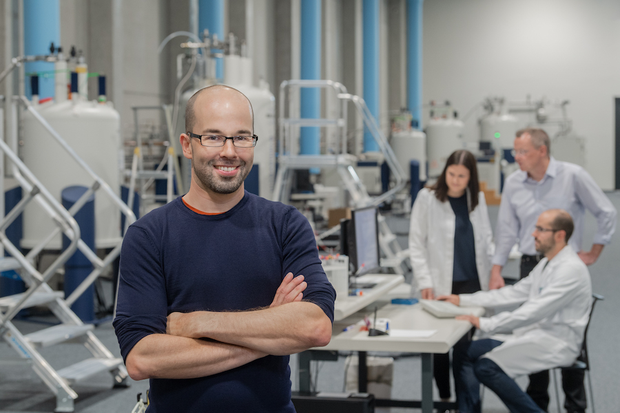 Matthias Feige, Professor für Zelluläre Proteinbiochemie, in der Experimentierhalle des Bayerischen NMR-Zentrums