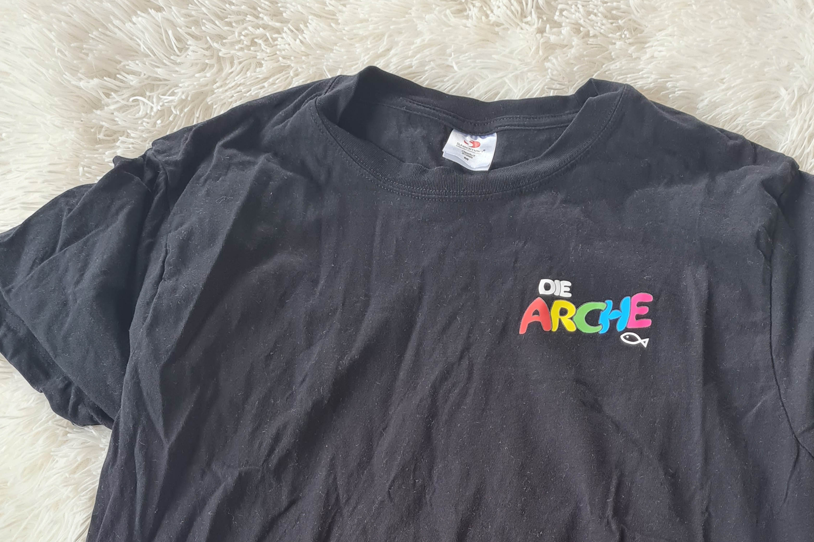 Schwarzes T-Shirt mit Logo der Arche