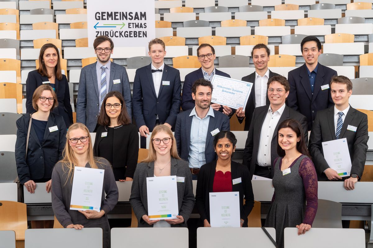 15 Mitglieder und Stipendiaten des Fördervereins im Hörsaal