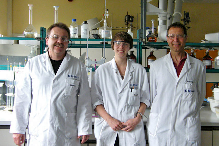 Herr Dümler (organische / anorganische Analytik, ECKART GmbH), Frau Lämmle (Stipendiatin ALTANA), Herr Schneider (physikalische Analytik, ECKART GmbH)