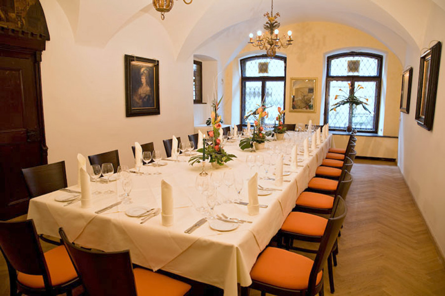 Gedeckter Tisch: Business Dinner im Weinhaus Neuner (Foto: Allianz)