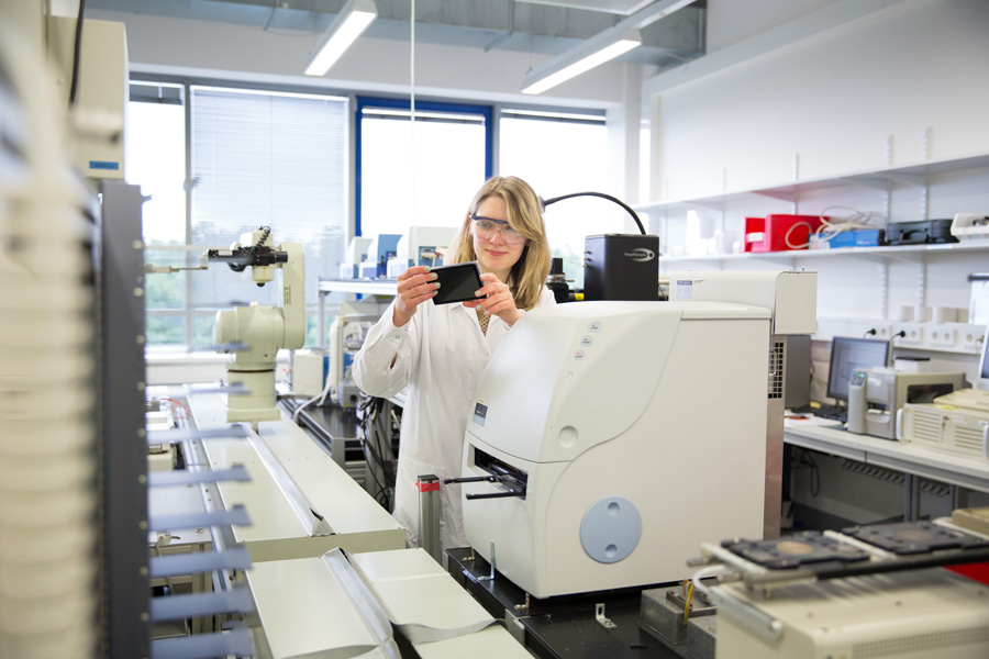 Stipendiatin Karola Gerecht im Labor (Foto: Bayer)