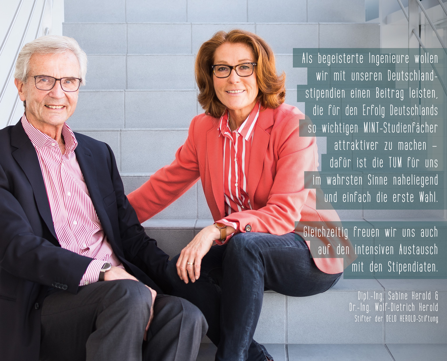 Dipl.-Ing. Sabine Herold und Dr.-Ing. Wolf-Dietrich Herold, Stifter der Delo Herold Stiftung Dipl.-Ing. Sabine Herold und Dr.-Ing. Wolf-Dietrich Herold sitzen nebeneinander auf einer Treppe