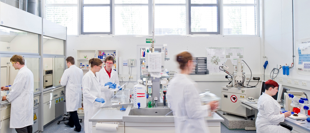 In the laboratory at the Institute of Medical Engineering (IMETUM) Several people are working in a laboratory