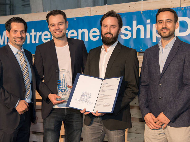 TUM Vizepräsident Thomas Hofmann (li.) überreicht den Presidential Entrepreneurship Award 2018 an das Gründerteam von NAVVIS