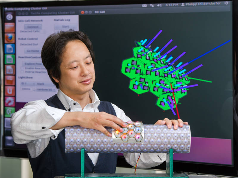 Prof. Gordon Cheng mit Prototyp von CellulARSkin Prof. Gordon Cheng mit Prototyp von CellulARSkin