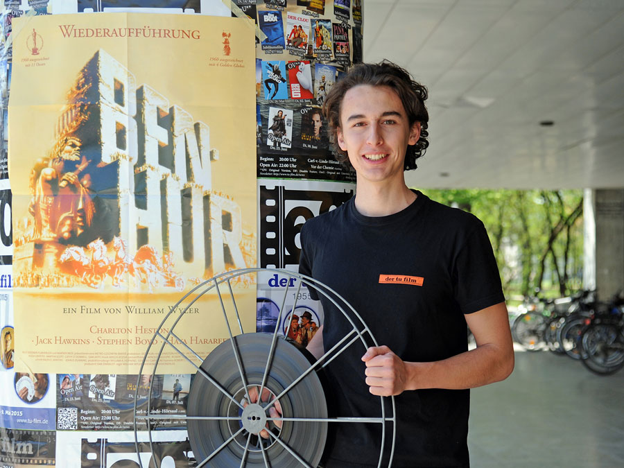 Von der Rolle? Im Gegenteil: Benedikt Plank freut sich auf die Jubiläumswoche. Der tu film feiert 60. Geburtstag. (Foto: Maren Willkomm) Von der Rolle? Im Gegenteil: Benedikt Plank freut sich auf die Jubiläumswoche. Der tu film feiert 60. Geburtstag. (Foto: Maren Willkomm)