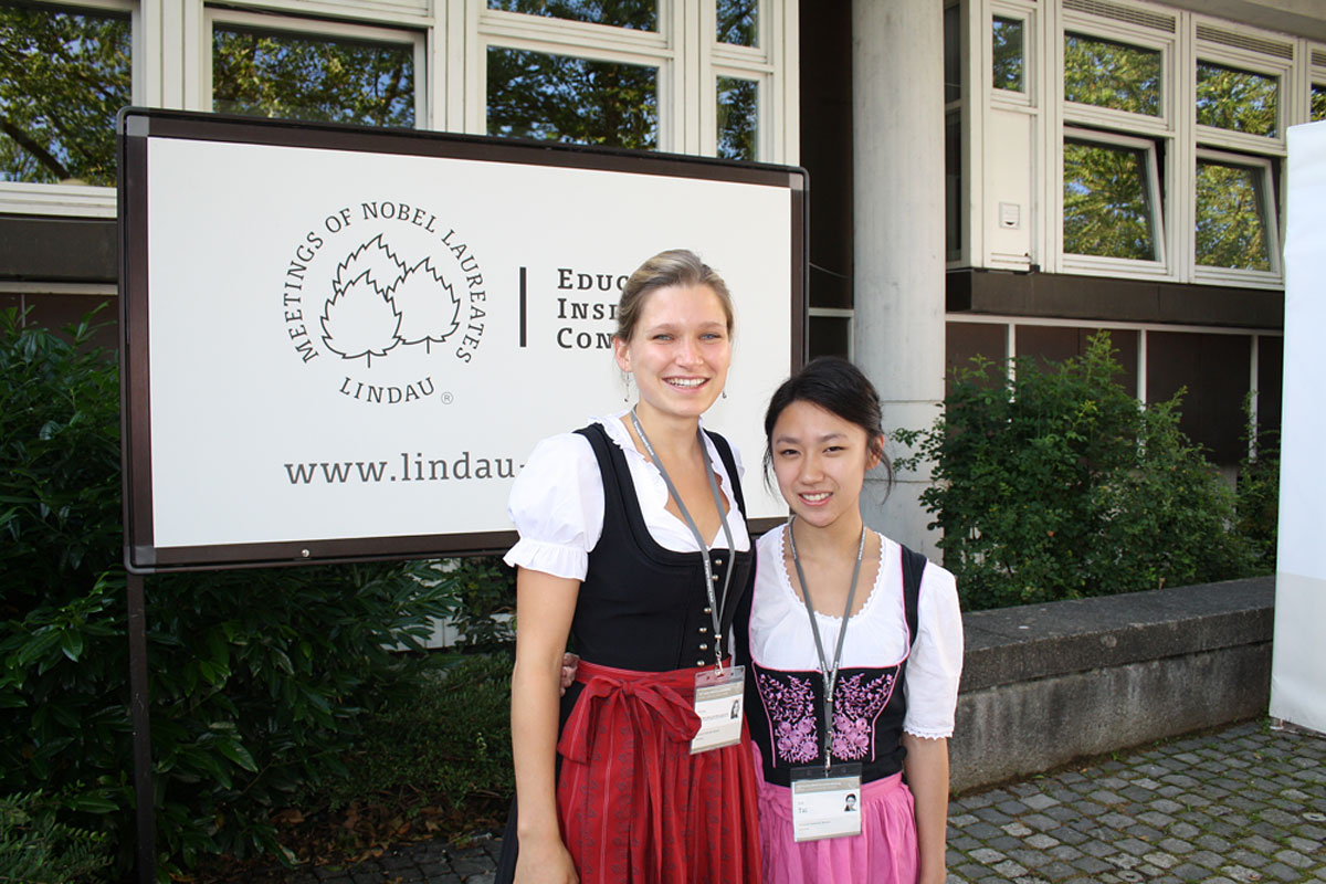 Begeistert vom Nobelpreisträgertreffen 2013 in Lindau: TUM-Studentin Teresa Zimmermann (links). Hier mit Yidi Tai, ebenfalls Studentin der TUM. (Foto: Teresa Zimmermann)