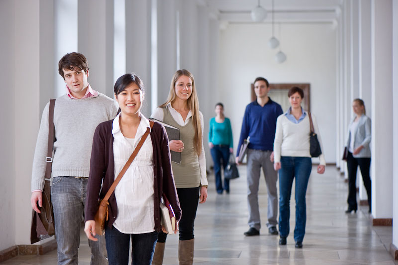 Studierende im Universitätsgebäude