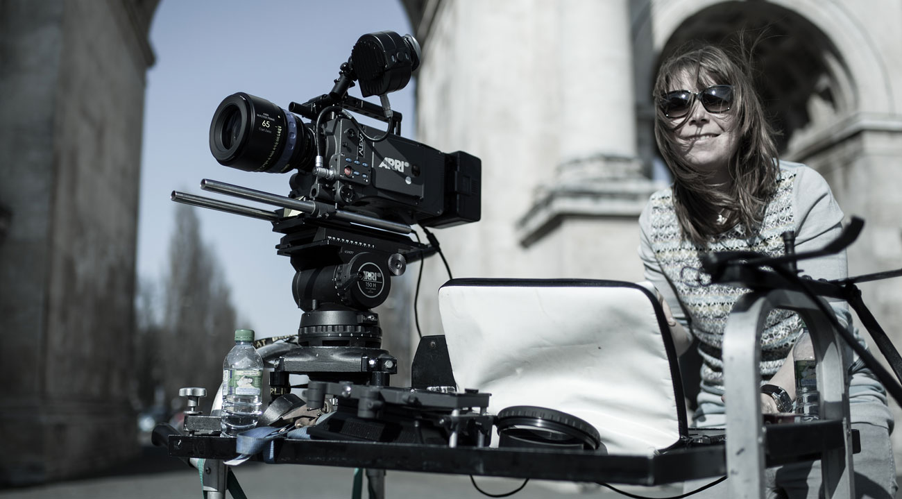 Student Julia Lüthen behind a motion scene camera